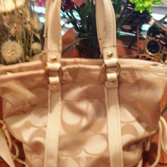 COACH Beautiful Large cream & gold handbag - Picture 2 of 4